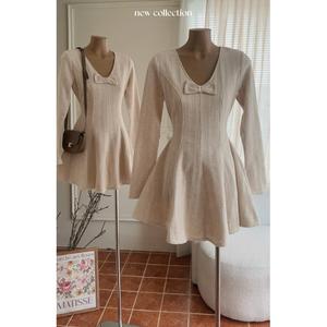 Robe en laine nude de style coréen OEM de haute qualité avec col en cœur et nœud élastique en velours côtelé, col plongeant, manches évasées - Product Image 1