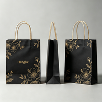 Sacs en papier écologiques de luxe personnalisés, finition brillante, noir et or, étiquettes d'emballage cadeau pour cadeaux et vêtements haut de gamme