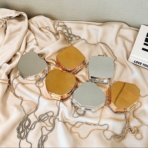 Vente en gros Petit sac à bandoulière en acrylique avec chaîne <span class=keywords><strong>Portefeuille</strong></span> de couleur dorée de forme carrée pour femmes, dames et filles - Product Image 5