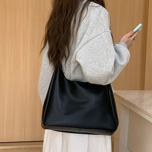 Sac à bandoulière pour femme grande capacité noir avec boucle magnétique et poche zippée, idéal pour le quotidien, les étudiants et les trajets quotidiens, collection Printemps 2025 - Product Image 1