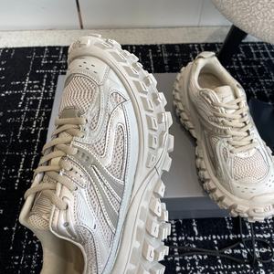 รองเท้าผ้าใบดีไซน์เนอร์คุณภาพสูง ระบายอากาศได้ดี มีเชือกผูก พื้นรองรับแรงกระแทก กันลื่น เหมาะสำหรับวิ่งและเดินเล่นกลางแจ้ง สำหรับทุกเพศ - Product Image 2