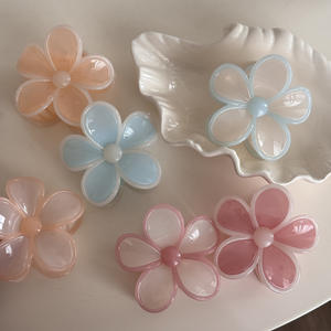 Pince à cheveux en forme de fleur à cinq pétales colorée en gelée douce, accessoire capillaire d'été en plastique - Product Image 1