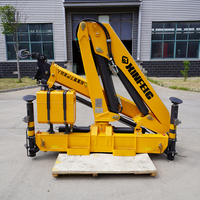 Grue hydraulique articulée montée sur camion de 3200 kg, commande à distance, système de sécurité contre les surcharges, équipement de levage pour la construction