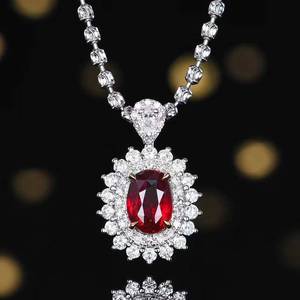 Anillo de oro macizo de 18 quilates con rubí color sangre de paloma sin calentar, anillo ovalado con doble halo de rubí y 61 diamantes brillantes. - Product Image 2