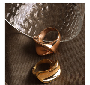 LANDY Bague Exagérée Courbée en Acier Titane Bague Plaqué Or 18 Carats Bague Index - Product Image 3