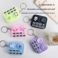 Mini tourne-disque DJ lumineux en plastique de dessin animé, machine de jeu électronique créative anti-stress, porte-clés, breloque pour sac d'école, cadeau