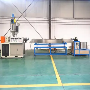 Machine d'extrusion automatique de meubles en rotin plastique Machine d'extrusion de rotin en HDPE Machine de fabrication de rotin pour meubles