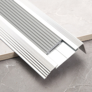 <span class=keywords><strong>Bande</strong></span> de finition d'<span class=keywords><strong>escalier</strong></span> en alliage d'aluminium <span class=keywords><strong>antidérapante</strong></span> en forme de L, <span class=keywords><strong>bande</strong></span> de bordure d'angle droit pressée, <span class=keywords><strong>bande</strong></span> de finition de bordure anti-chute - Product Image 3