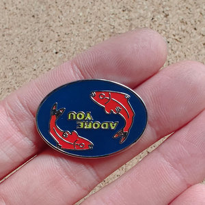 Broche de esmalte popular de alta calidad con diseño de dibujos animados del <span class=keywords><strong>cantante</strong></span> <span class=keywords><strong>Harry</strong></span> Styles, insignia con letras de música y mensaje. - Product Image 6