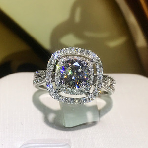 Anello con quattro punte in cristallo per donna, anello classico ed elegante, accessorio per feste e uso quotidiano - Product Image 1