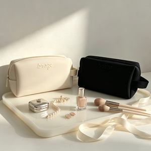 Pochette de maquillage en néoprène avec logo en silicone 3D personnalisé, sacs cosmétiques portables imperméables, sacs de rangement de voyage blancs pour l'extérieur - Product Image 2