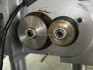Machine à tapper de type engrenage avec réglage simple par pédale, sans armoire - Product Image 1