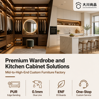 Système de garde-robe modulaire sur mesure en chêne clair avec étagères ouvertes et tiroirs pour petite chambre d'appartement