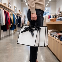 Sac en papier kraft recyclable de bonne qualité avec poignée, nouveau design, vente directe usine, offre spéciale pour vêtements, chaussettes, chaussures et fourrures