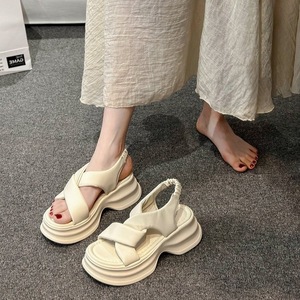 Sandales compensées couleur crème à bout ouvert en EVA avec semelle amortie – Claquettes d'été pour femme - Product Image 3