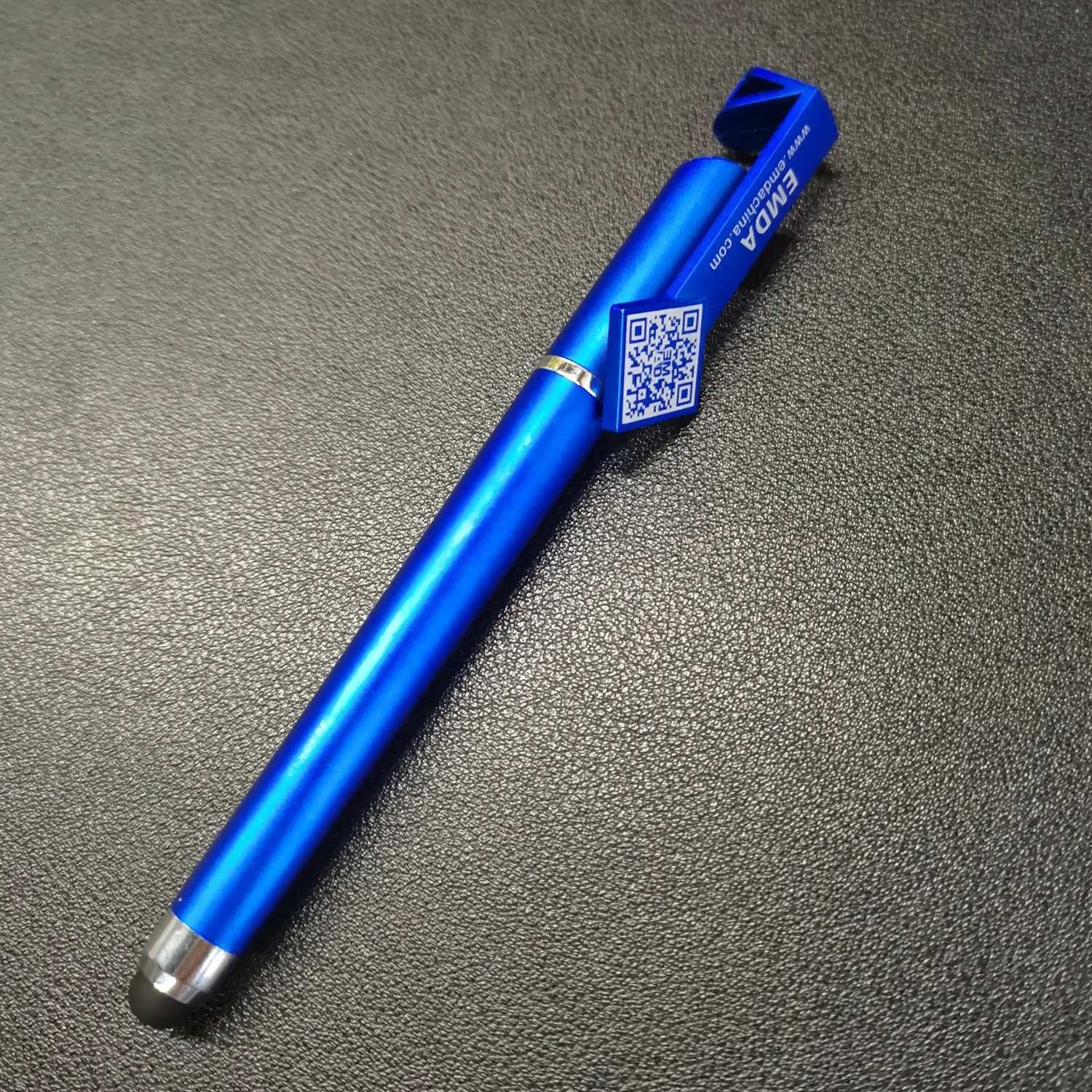 قلم ستايلوس ذو شاشة لمس ناعم يُباع بالجملة وهو حامل للهاتف ويدعم قلم الجل المكتبي والأزرق ويتمتع بقلم متعدد الوظائف 3 في 1 مع علامة تجارية مخصصة