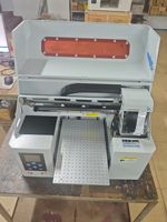 Printer UV 3050 dengan Platform Hisap, Pernis Putih untuk Magnet Kulkas, Lencana, Kayu, Akrilik, Logam, Plastik, Kaca, Printer Flatbed