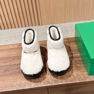 รองเท้าบูทแฟชั่นดีไซน์เนอร์คุณภาพสูงสำหรับฤดูหนาว รุ่นใหม่ พื้นหนา สวมใส่ง่าย แบบมีเชือกผูก ความยาวปานกลาง สำหรับผู้หญิง ให้ความอบอุ่น สวมใส่สบาย ระบายอากาศได้ดี - Product Image 4