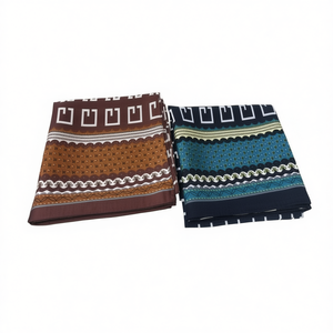 Foulard Quadrato Piccolo con Lettera G 70x70cm, Design Fantasia per Accessorio Moda - Product Image 1