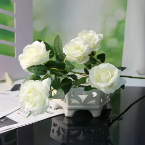 Venda por atacado de fábrica de flores artificiais de rosas únicas de alta qualidade, flores rosas personalizadas vermelhas e brancas