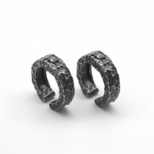 Manchette d'oreille pour homme en acier inoxydable 316L, hypoallergénique, résistante au ternissement, martelée à la main, avec fermoir articulé, sans perçage, style vintage, cadeau - Product Image 1