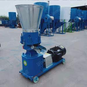 Machine à granulés alimentée par un moteur diesel rouge avec trémie d'alimentation bleue et entonnoir métallique pour le traitement des aliments - Product Image 3