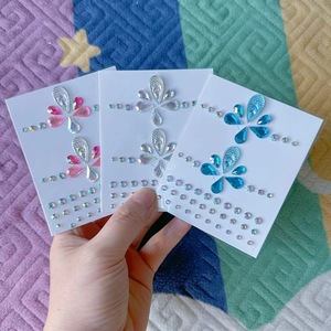 Livré avec un bâton de maquillage <span class=keywords><strong>collant</strong></span> pour le <span class=keywords><strong>visage</strong></span> Accessoires diamantés Autocollants décoratifs Bleu Rouge Costume de scène pour enfants Antique - Product Image 1