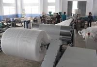 La ligne d'extrusion de feuille de mousse d'EPE est principalement employée pour produire des feuilles d'EPE. Utilisant le granule de PE, par le processus du chauffage, fondant, expulsant,