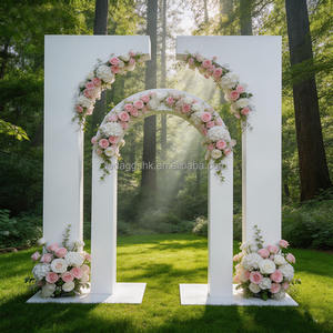 ซุ้มแต่งงานโลหะสีขาวแบบกำหนดเอง LEDA พร้อมขาตั้งโคมระย้า ฉากหลังงานแต่งงานสุดหรู สำหรับตกแต่งเวทีงานอีเว้นท์และปาร์ตี้ - Product Image 1