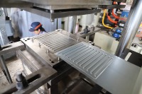 Presse hydraulique à quatre colonnes 200 tonnes utilisée pour la production en série de persiennes dans les ateliers