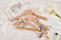 Porte-manteau mural en bois massif avec logo personnalisé, antidérapant, en velours floqué, pour hôtel, magasin, placard, armoire, costume, robe, chemise