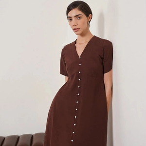 ชุดเดรสลำลองทรงเอไลน์สีน้ำตาลช็อกโกแลต ผ้าลินินผสม คอวี กระดุม แขนสั้น ชายผ่า ระบายอากาศได้ดี เหมาะสำหรับฤดูใบไม้ผลิและฤดูร้อน - Product Image 5