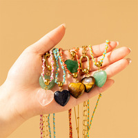 Collier artisanal en pierres naturelles avec pendentif cœur en pierre précieuse, plaqué or, style bohème, bijou statement pour femme, idéal comme cadeau