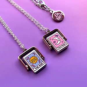 Collana con Carta dei Tarocchi Sole Luna Rettangolare Smaltata su Entrambi i Lati per Donne - Product Image 4