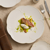 Assiette en céramique beige rétro de luxe léger avec bord doré, bordure irrégulière en forme de pétale pour la présentation de table en restaurant occidental