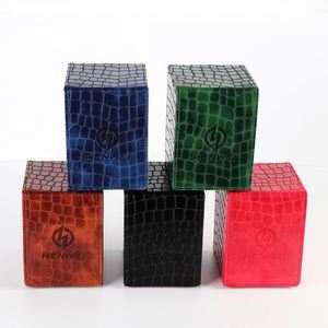 Boîte à cartes en cuir PU carrée avec logo en relief, étui portable pour cartes de collection pour jeux de société et divertissement - Product Image 1