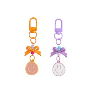 Porte-clés en plastique avec visage souriant mignon, breloque nœud, pendentif mousqueton multicolore, léger, style Kawaii - Product Image 1