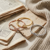 Bracelet ouvert minimaliste tendance en acier inoxydable 316L plaqué or 18 carats avec zircon, réglable, pour femmes