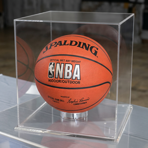 Boîte de présentation de ballons de basket en acrylique personnalisée, vitrine transparente pour objets sportifs de collection - Product Image 1