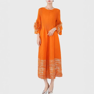Robe longue plissée Miyake à col rond, coupe trapèze, avec ourlet imprimé métallique et manches à rosettes florales 3D, collection automne 2026, directement de l'usine - Product Image 4