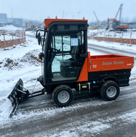 Véhicule 4x4 balayeuse à neige efficace avec brosse rotative et lame à neige, vitesse de travail réglable pour le nettoyage hivernal