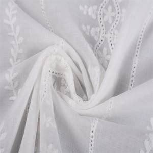 Tissu brodé vintage blanc à fleurs en jersey tissé respirant 100 % coton pour chemisier, robe de soirée et décoration intérieure pour filles et femmes - Product Image 2