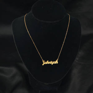 Collier avec pendentif lettre en acier inoxydable plaqué or 18 carats et or rose, personnalisé avec un nom et un logo pour un anniversaire - Product Image 4