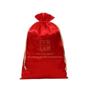 Sac à main en satin rouge anti-poussière avec cordon de serrage pour le rangement de masques pour les yeux, cartes de tarot, pièces de monnaie et clés - Product Image 5