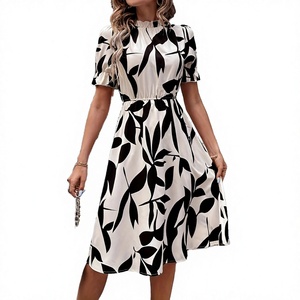 Robe midi noire à imprimé feuilles pour femme, col montant, manches bouffantes, taille élastique, coupe trapèze, printemps/été, décontractée, vente en gros de robes pour femmes - Product Image 2
