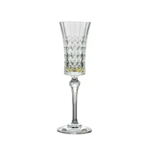 Bicchieri portano il trasporto libero di cristallo a forma di diamante di vetro di champagne per la cerimonia nuziale del partito