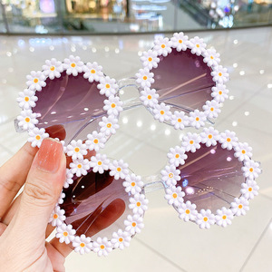 <span class=keywords><strong>Gafas</strong></span> <span class=keywords><strong>de</strong></span> <span class=keywords><strong>Sol</strong></span> <span class=keywords><strong>Infantiles</strong></span> TEENYOUN 2022 con Diseño <span class=keywords><strong>de</strong></span> Girasol, Lindas, Cómodas, Brillantes, con Marco Redondo y Pétalos <span class=keywords><strong>de</strong></span> Flor - Product Image 2