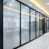 Cloison en verre double avec cadre en aluminium de 84 mm d'épaisseur, persiennes intégrées et structure en acier pour spas de luxe