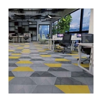 Carreaux de moquette de bureau modernes Carreaux de moquette en nylon pour le sol des bâtiments Hôtel Salle de réunion Carreaux de moquette en PVC avec support ignifuge