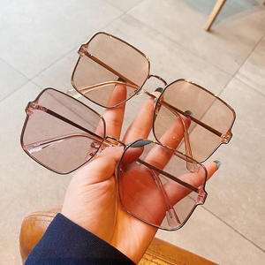 Gafas de sol retro con montura cuadrada de metal para mujer, color dorado, protección UV400, estilo urbano de gran tamaño y a la moda. - Product Image 5